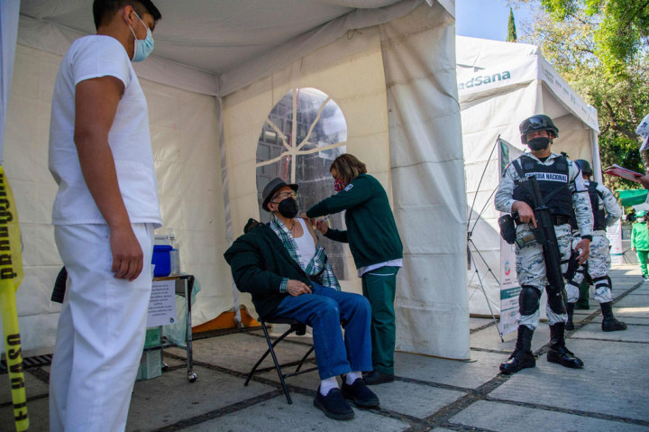 Meksiko pada Senin, 15 Februari 2021 waktu setempat, mulai meluncurkan program vaksinasi massal covid-19 pada jutaan warga lanjut usia.