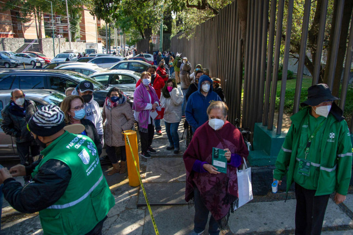Salah seorang lansia, Elena Diaz yang berusia 75 tahun sudah menunggu selama tiga jam di bawah sinar matahari, namun belum juga mendapatkan giliran untuk divaksinasi. Sambil berdiri di luar sebuah rumah sakit umum, Diaz mengatakan teman-teman dan kerabatnya meninggal karena covid.