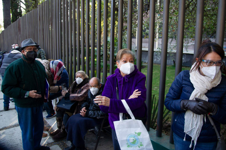 Ia khawatir terpapar virus korona dari orang-orang yang juga sedang mengantre. 