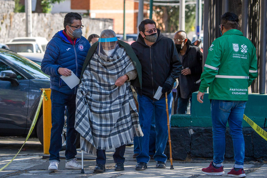 Banyak warga dari seluruh kota datang dengan tongkat, bangku, dan kursi lipat. Beberapa lainnya datang dengan menggunakan kursi roda.