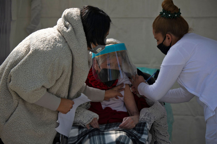 Wali Kota Mexico City Claudia Sheinbaum meminta maaf atas keterlambatan tersebut. Beberapa tempat vaksinasi tidak menerima kiriman dosis sampai tiga jam setelah antrean mulai terbentuk pada pukul 08.00, kata wali kota. Menjelang sore, kota itu telah menyuntikkan vaksin pada 10.565 orang.