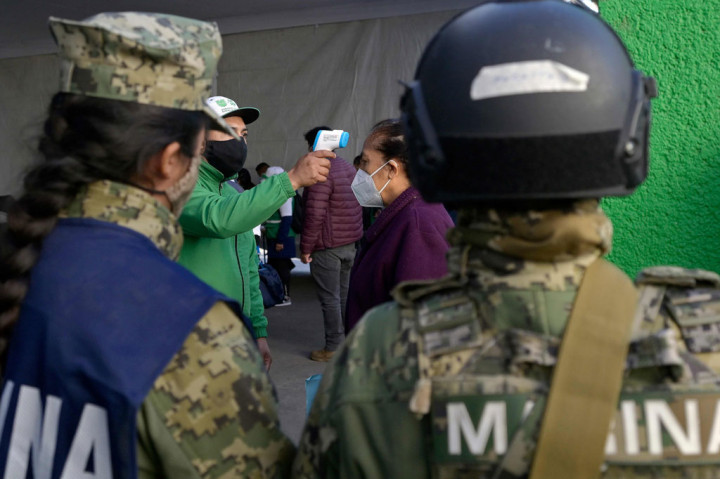 Di tengah pelaksanaan vaksinasi, puluhan warga Meksiko yang berusia di atas 60 tahun harus menunggu berjam-jam dalam antrean karena lambatnya ketersediaan vaksin.