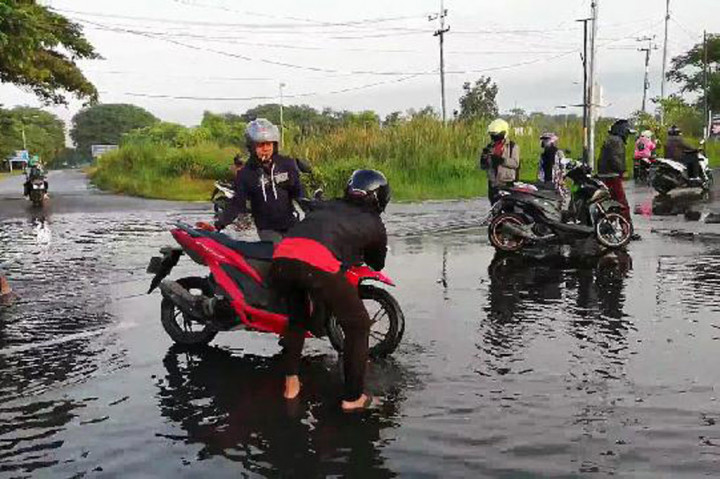 Sejumlah wilayah di Kabupaten Sidoarjo terendam banjir, akibat hujan deras yang mengguyur wilayah tersebut pada Senin, 15 Februari 2021. Salah satunya adalah Jalan Raya Porong.