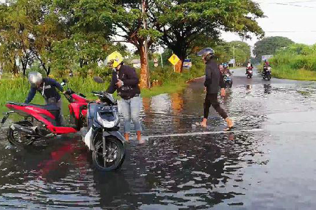 Kepala Unit Pengaturan Penjagaan Pengawalan dan Patroli (Turjawali) Polresta Sidoarjo Iptu Cholil di Sidoarjo, Selasa, 16 Februari 2021, mengatakan arus kendaraan di Jalan Raya Porong terpaksa dialihkan. 
