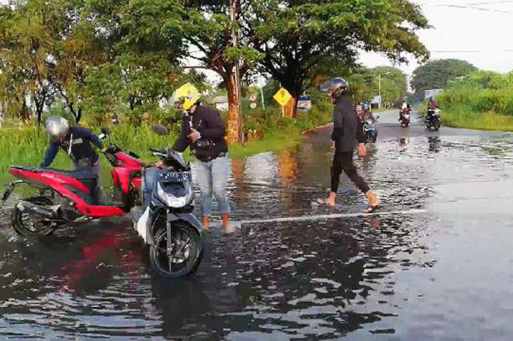 Kepala Unit Pengaturan Penjagaan Pengawalan dan Patroli (Turjawali) Polresta Sidoarjo Iptu Cholil di Sidoarjo, Selasa, 16 Februari 2021, mengatakan arus kendaraan di Jalan Raya Porong terpaksa dialihkan. 