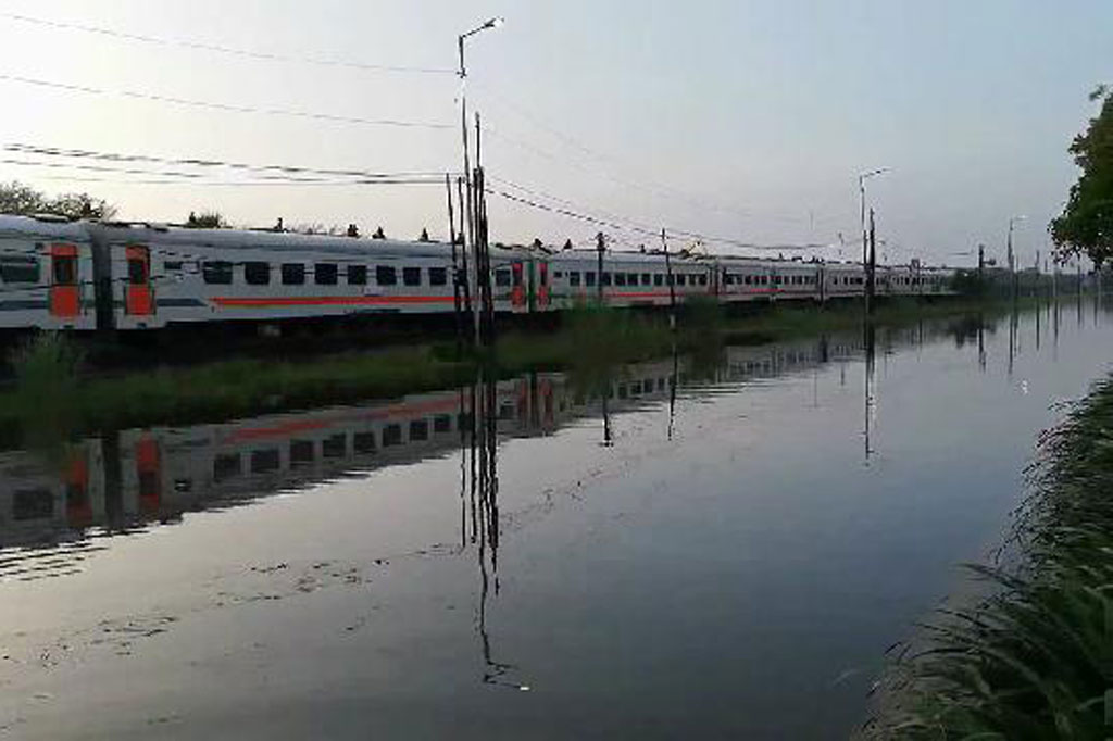 Meskipun dialihkan, kata dia, lokasi Jalan Raya Porong banyak kendaraan yang nekad menerabas hingga akhirnya terjebak dan mogok di tengah banjir. 
