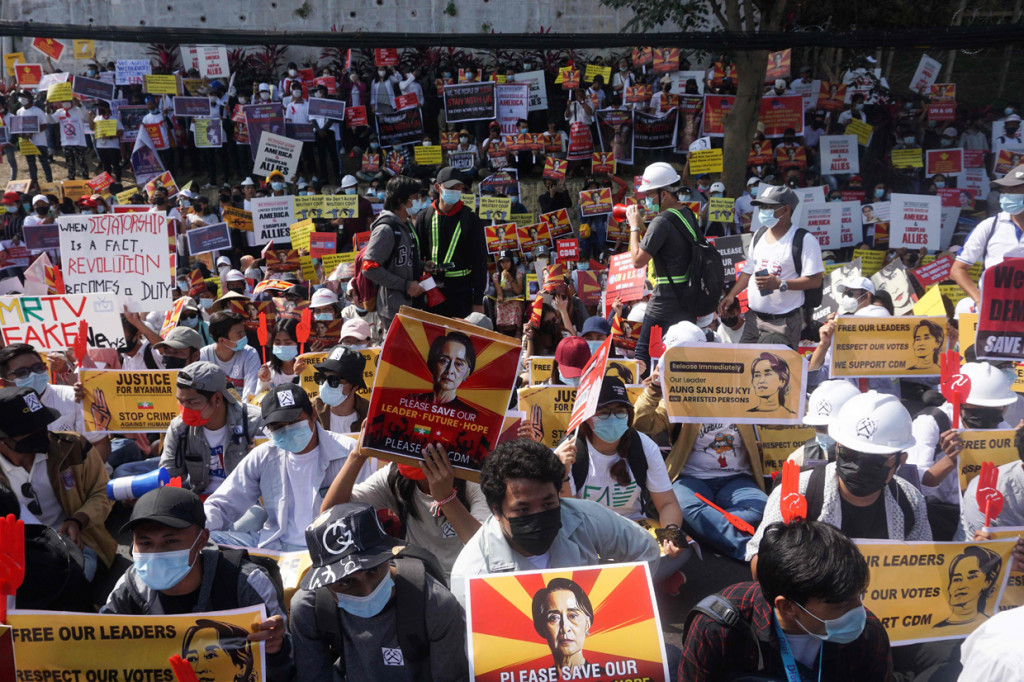 Ribuan warga berunjuk rasa menentang kudeta militer Myanmar di kota Yangon.