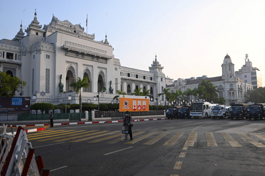 Militer Myanmar kembali memblokir akses internet negaranya. Organisasi pengawasan internet, NetBloks yang berbasis di Inggris melaporkan bahwa Myanmar berada dalam