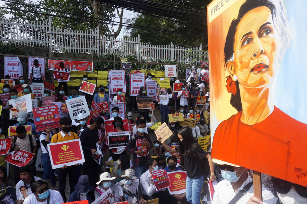 Pemadaman terbaru ini sesuai dengan pola yang berupaya mengganggu gerakan menentang kudeta. Kudeta di Myanmar pada awal Februari dimulai dengan penahanan sejumlah pejabat tinggi, termasuk pemimpin de facto Aung San Suu Kyi.