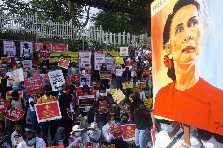 Pemadaman terbaru ini sesuai dengan pola yang berupaya mengganggu gerakan menentang kudeta. Kudeta di Myanmar pada awal Februari dimulai dengan penahanan sejumlah pejabat tinggi, termasuk pemimpin de facto Aung San Suu Kyi.