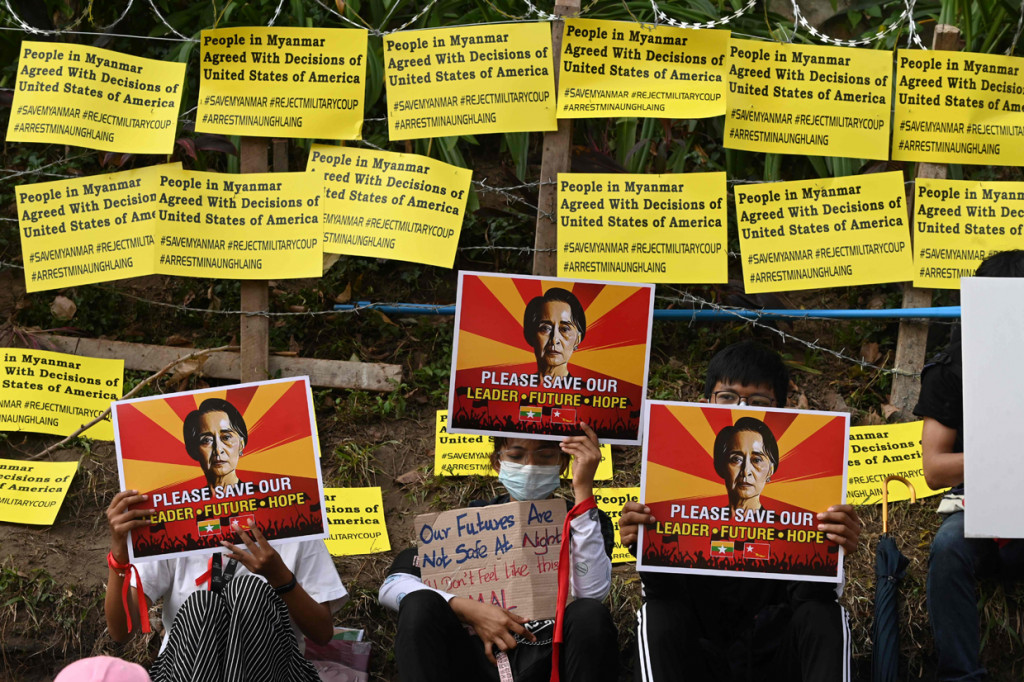 Akses ke media sosial Facebook di Myanmar ditutup tak lama usai kudeta. Setelahnya, warga Myanmar juga kesulitan mengakses Twitter dan Instagram.