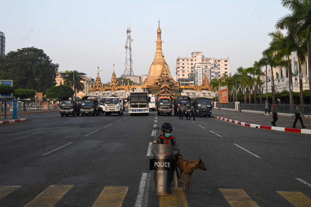 Kehadiran militer di tengah penentangan kudeta mulai meningkat. Di banyak lokasi strategis, jajaran prajurit mulai menggantikan peran polisi.