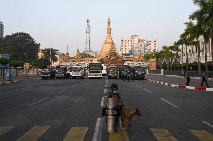 Kehadiran militer di tengah penentangan kudeta mulai meningkat. Di banyak lokasi strategis, jajaran prajurit mulai menggantikan peran polisi.