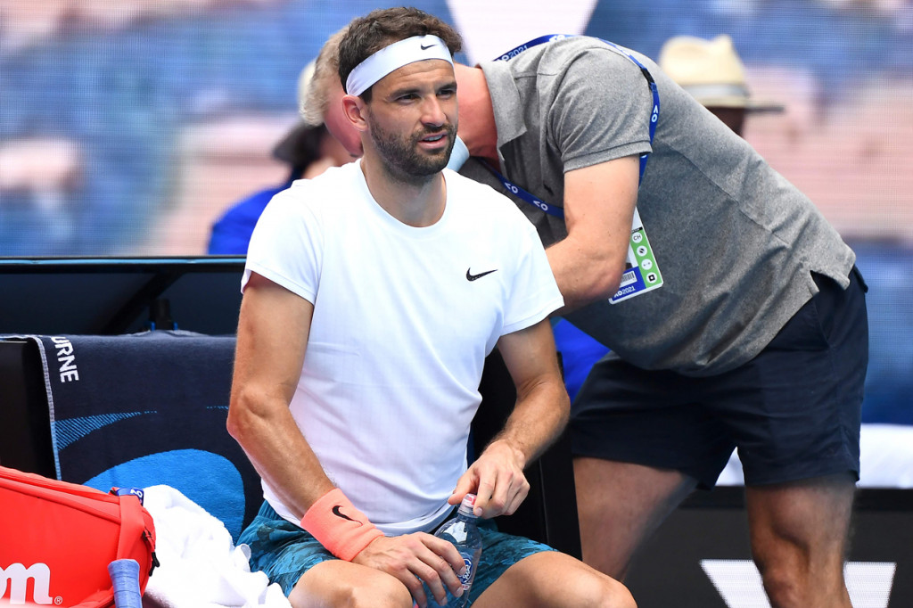 Setelah set ketiga, Dimitrov meminta timeout untuk mendapatkan perawatan dari medis di luar lapangan dan berusaha bertarung karena cedera punggung. Meski mantan petenis peringkat 3 dunia itu memutuskan untuk melanjutkan pertandingan. Namun, kondisinya tidak cukup membaik untuk menutup pertandingan dengan merebut dua set terakhir. AFP Photo/William West
