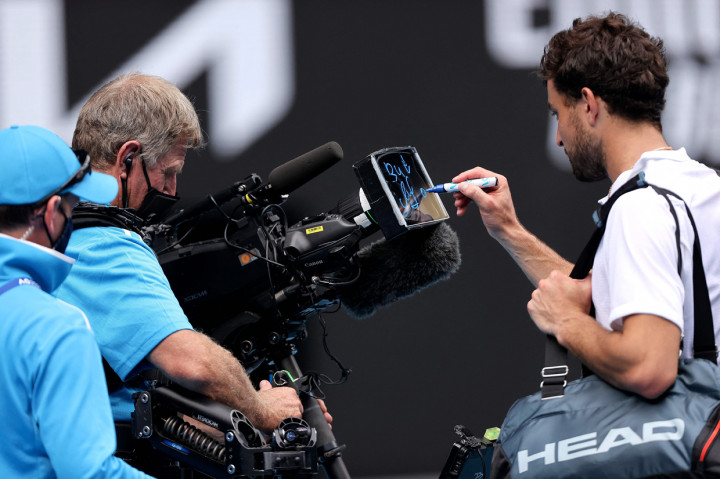 Tidak hanya itu, Karatsev juga menjadi petenis putra debutan pertama yang berhasil melaju ke babak semifinal dalam sebuah turnamen Grand Slam. AFP Photo/Brandon Malone