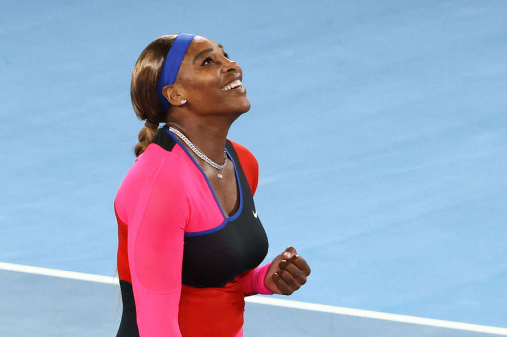 Petenis unggulan 10 asal Amerika Serikat, Serena Williams sukses mencapai semifinal Grand Slam ke-40nya setelah menyingkirkan unggulan dua asal Rumania, Simona Halep. AFP Photo/David Gray