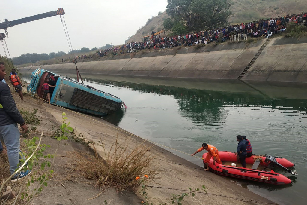 Tim penyelamat mencari mengevakuasi bus yang jatuh ke kanal dan menewaskan sedikitnya 37 penumpang, di distrik Sidhi di negara bagian Madhya Pradesh.