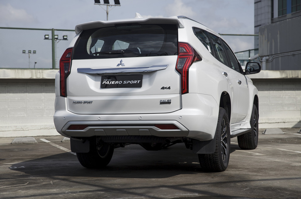 Sektor belakang juga mendapatkan sentuhan ulang berupa penataan ulang desain lampu belakang dan penggunaan pelek 18 inci bergaya two-tone.