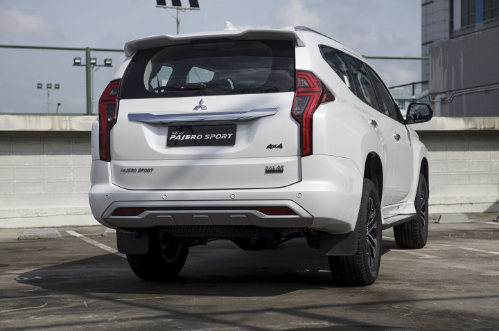 Sektor belakang juga mendapatkan sentuhan ulang berupa penataan ulang desain lampu belakang dan penggunaan pelek 18 inci bergaya two-tone.