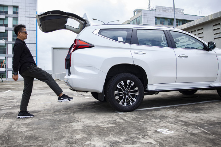 Penumpang bisa membuka pintu bagasi New Pajero Sport dengan menggerakan kaki karena dilengkapi dengan power tailgate with kick sensor dan remote control.