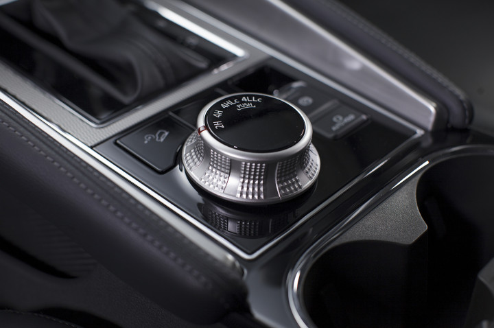 khusus untuk varian tertinggi New Pajero Sport dilengkapi juga dengan Super Select 4WD-II, mode off-road, dan Paddle Shifters.