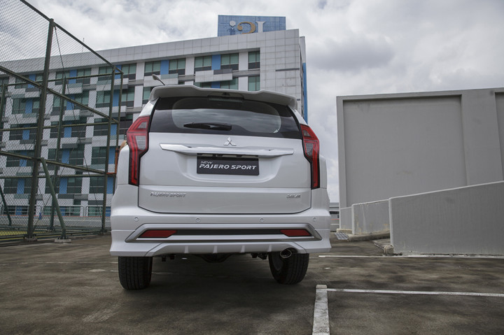 Bagian belakang bisa disematkan rear air-dam dan Exhaust Finisher.