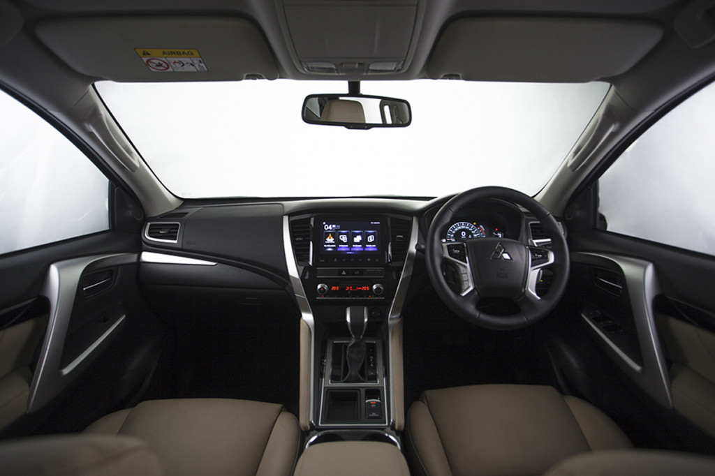 Interior varian Dakar Ultimate (4x2) AT menggunakan nuansa coklat dan di bagian setir belum dilengkapi dengan hand free switch.