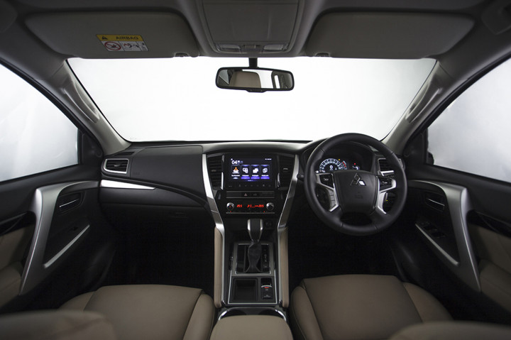 Interior varian Dakar Ultimate (4x2) AT menggunakan nuansa coklat dan di bagian setir belum dilengkapi dengan hand free switch.