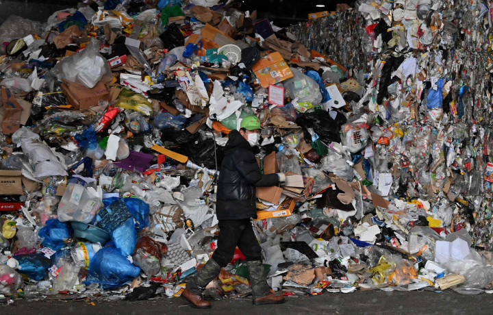 Rata-rata orang di Korea Selatan menggunakan 11,5 kilogram plastik setiap tahun.