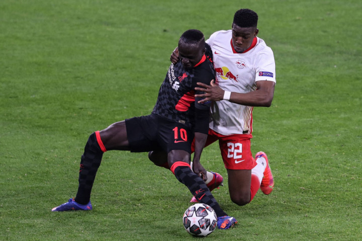 Sejak awal laga kedua tim bermain dalam tempo tinggi. Mengandalkan kecepatan dari kedua sisi serta aliran bola yang cepat mewarnai 15 menit pertama.  