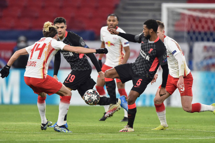 Kendati Leipzig juga menerapkan permainan terbuka dan tekanan tinggi, mereka kesulitan membongkar lini pertahanan The Reds. Bola kiriman langsung ke kotak penalti Liverpool kerap dengan mudah dipatahkan. 
