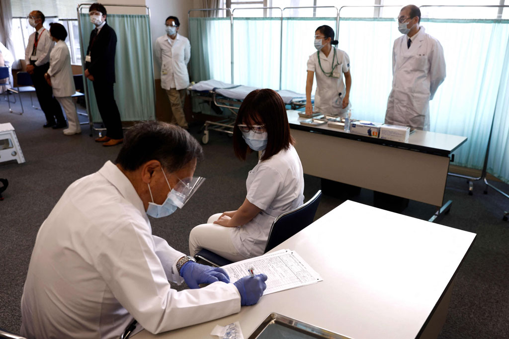 Jepang berencana untuk memvaksinasi 40 ribu petugas layanan kesehatan di seluruh negeri, dan akan mempelajari efek dari vaksin dua dosis pada 20 ribu dari mereka. 