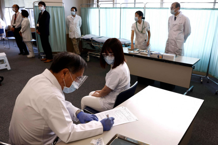 Jepang berencana untuk memvaksinasi 40 ribu petugas layanan kesehatan di seluruh negeri, dan akan mempelajari efek dari vaksin dua dosis pada 20 ribu dari mereka. 