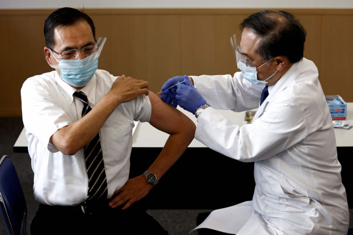 Direktur Pusat Medis Tokyo Kazuhiro Araki dengan sukarela menjadi orang pertama di fasilitas itu yang menerima suntikan. 