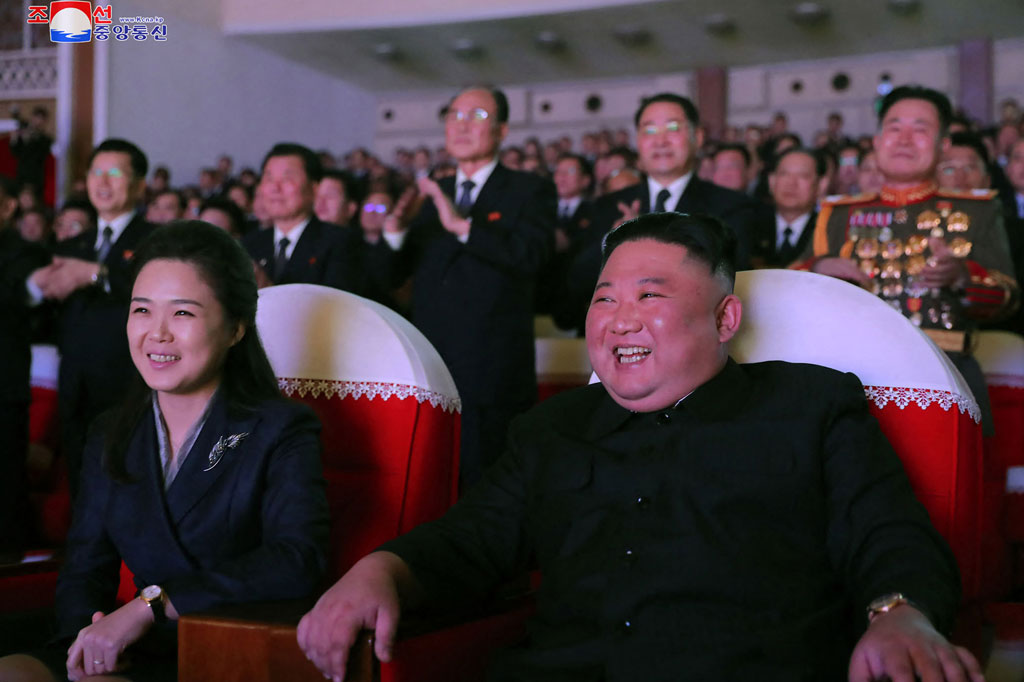 Istri pemimpin Korea Utara Kim Jong Un, Ri Sol Ju, pada Rabu, 17 Februari 2021, muncul di media pemerintah untuk pertama kalinya setelah lebih dari setahun. Dia menemani suaminya di sebuah konser pada hari libur terbesar negara itu.