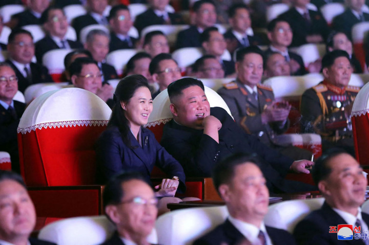 Surat kabar resmi Partai Pekerja Korea Utara, Rodong Sinmun, merilis foto pasangan itu, Kim Jong Un dan Ri Sol Ju hadir pada acara yang digelar untuk memperingati ulang tahun mendiang ayah Kim sekaligus mantan pemimpin Korut, Kim Jong Il.