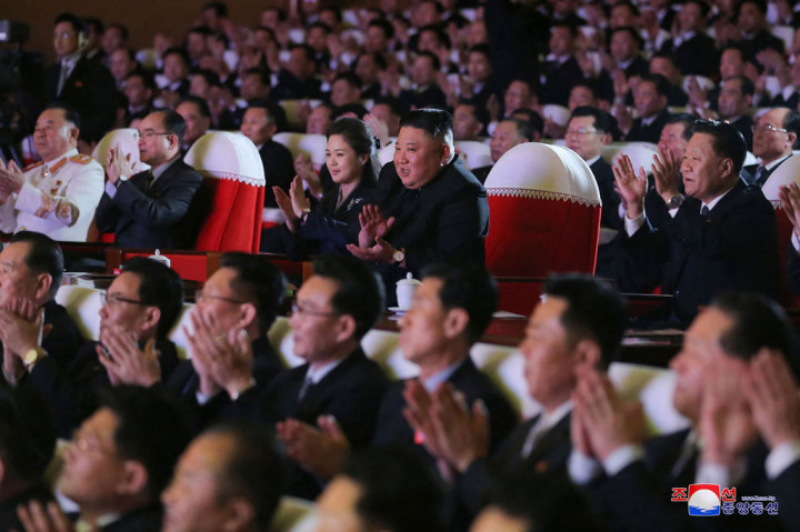 Ri dan Kim tersenyum saat mereka menonton konser di Teater Seni Mansudae di ibu kota Pyongyang. Tidak seperti pada beberapa acara sebelumnya, tidak ada satu orang pun dalam foto yang diterbitkan oleh Rodong Sinmun yang tampak mengenakan masker atau melakukan tindakan jaga jarak sosial.