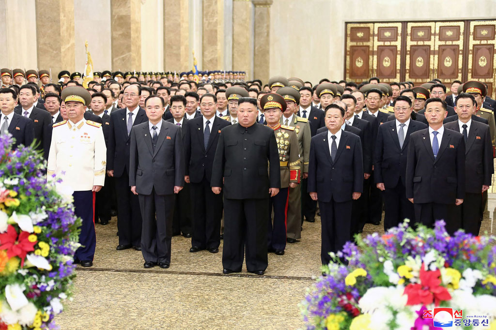 Surat kabar itu juga melaporkan bahwa Kim mengunjungi Istana Matahari Kumsusan, yang menyimpan jenazah ayah dan kakeknya yang diawetkan, untuk meletakkan karangan bunga untuk peringatan hari ulang tahun mantan pemimpin Korut itu, yang disebut Hari Bintang Cemerlang.