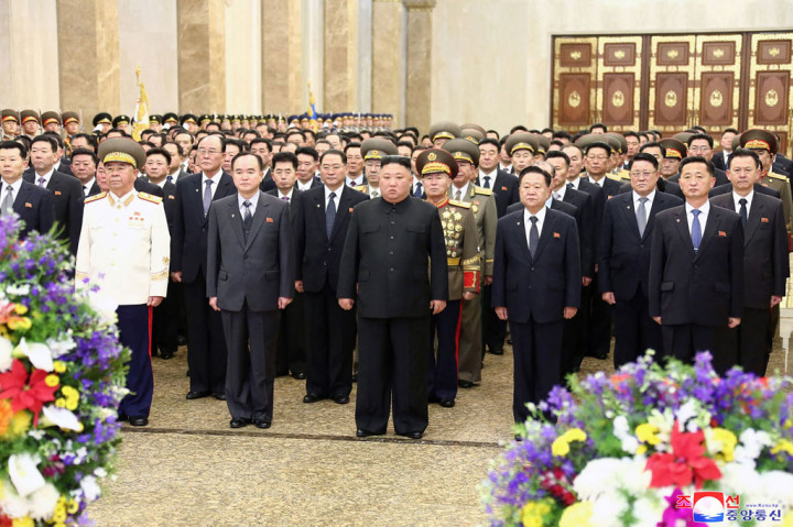 Surat kabar itu juga melaporkan bahwa Kim mengunjungi Istana Matahari Kumsusan, yang menyimpan jenazah ayah dan kakeknya yang diawetkan, untuk meletakkan karangan bunga untuk peringatan hari ulang tahun mantan pemimpin Korut itu, yang disebut Hari Bintang Cemerlang.