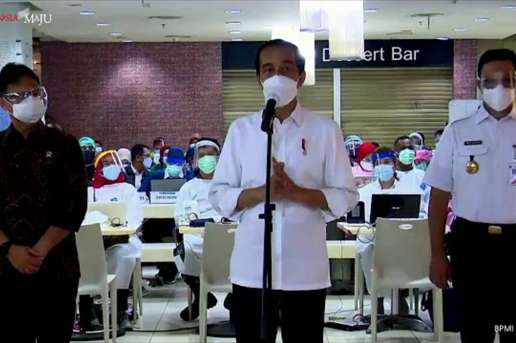 Setelah dilaksanakan di Provinsi DKI Jakarta, Presiden menjelaskan, kegiatan vaksinasi massal bagi pelayan dan pekerja publik juga akan dilakukan di provinsi-provinsi lain sehingga tiap hari jumlah orang yang divaksin akan terus bertambah. 