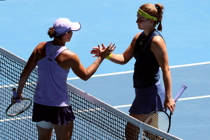 Karolina Muchova membuat kejutan saat bangkit dari ketertinggalan untuk menundukkan unggulan pertama Ashleigh Barty di perempat final Australia Open 2021, Rabu, 17 Februari 2021.