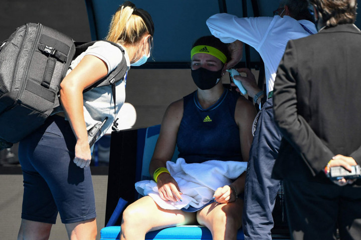 Muchova sempat mendapat penanganan medis di set kedua karena mengeluh sakit kepala. Kembali ke lapangan, Muchova mengalami perkembangan dan berhasil mengimbangi Barty yang digadang negaranya bisa mengakhiri kekeringan gelar Grand Slam Australian Open sejak 1978.