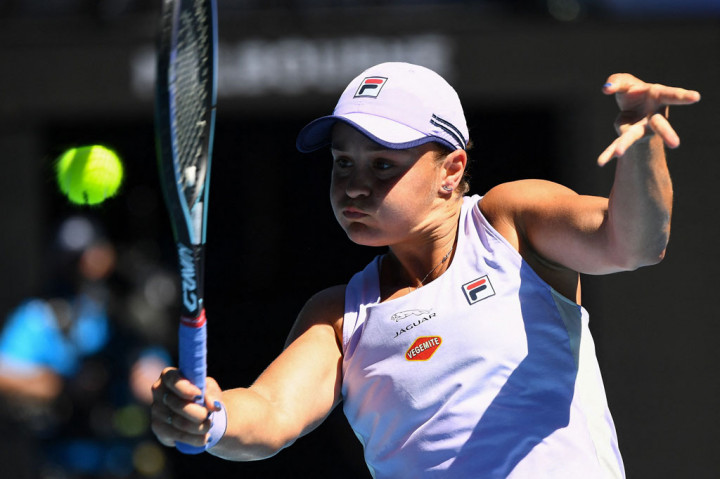 Di sisi lain, Barty tidak membuang-buang waktu dalam menunjukkan kendalinya. Ia terus mengukir peluang dari servis Muchova tetapi gagal mengubahnya dan jumlah kesalahannya melonjak saat mencoba menyelesaikan poin terlalu dini untuk merebut kembali momentum.