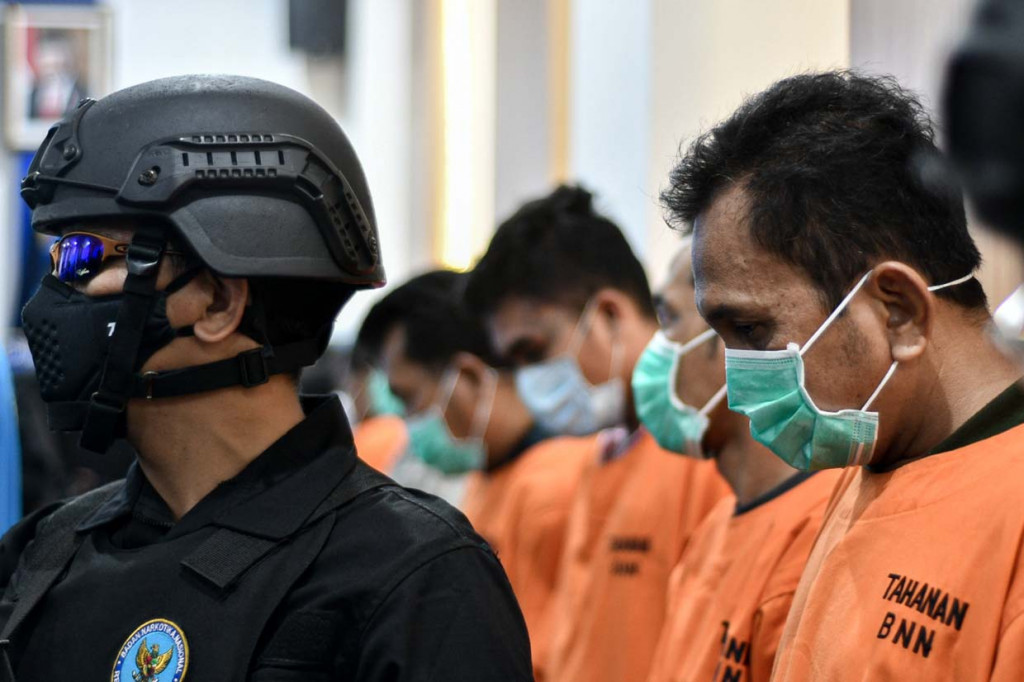 Tersangka yang dihadirkan saat rilis kasus narkotika di Kantor BNN, Cawang, Jakarta.