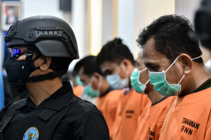 Tersangka yang dihadirkan saat rilis kasus narkotika di Kantor BNN, Cawang, Jakarta.