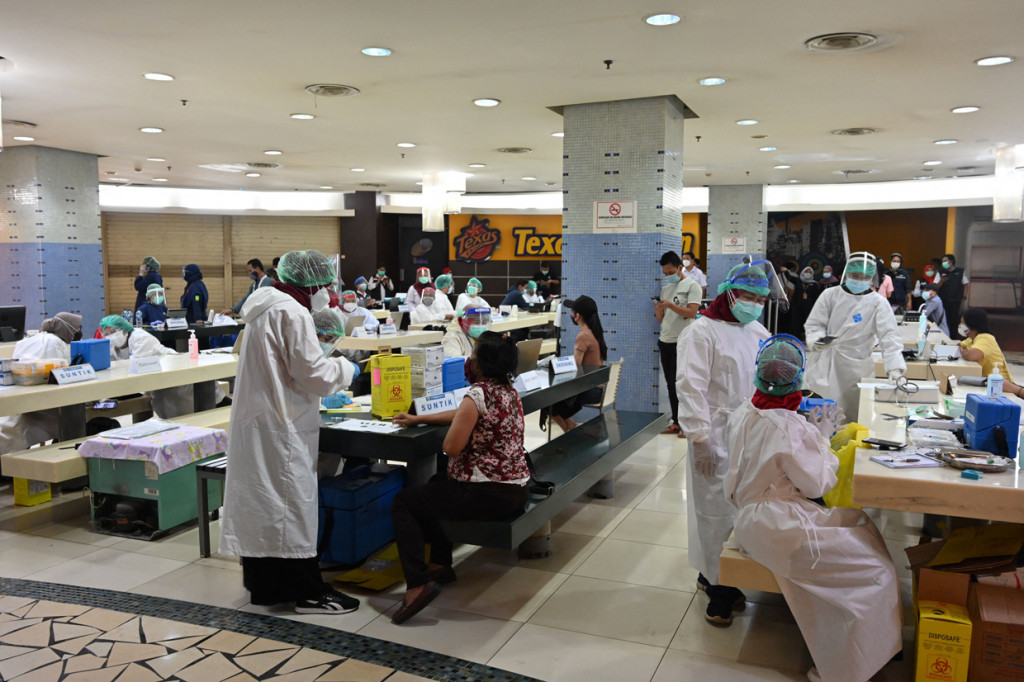 Vaksinasi Covid-19 tahap dua dimulai hari ini, Rabu 17 Februari 2021. Penyuntikan vaksin dimulai dari Pasar Tanah Abang, Jakarta Pusat. AFP Photo/Adek Berry