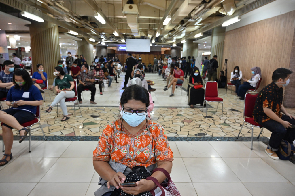 Total pedagang calon penerima vaksin mencakup sekitar 1.500 orang, terbagi di 3 titik vaksinasi. AFP Photo/Adek Berry