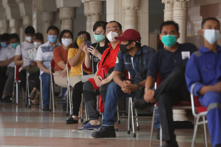 Pedagang dan pemilik toko antre mengikuti vaksinasi Covid-19 di Pasar Tanah Abang, Jakarta. MI/Ramdani