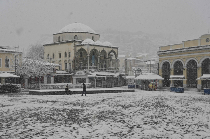 Alun-alun Monastiraki di pusat kota Athena, tertutup badai salju.