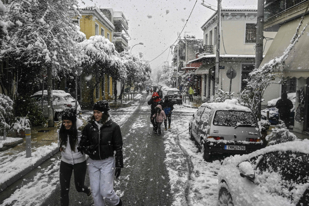 Pulau terbesar kedua di Yunani Evia mengalami listrik padam selama dua hari. Sejumlah pohon tumbang juga menyebabkan pemadaman listrik di beberapa bagian wilayah Athena meluas.